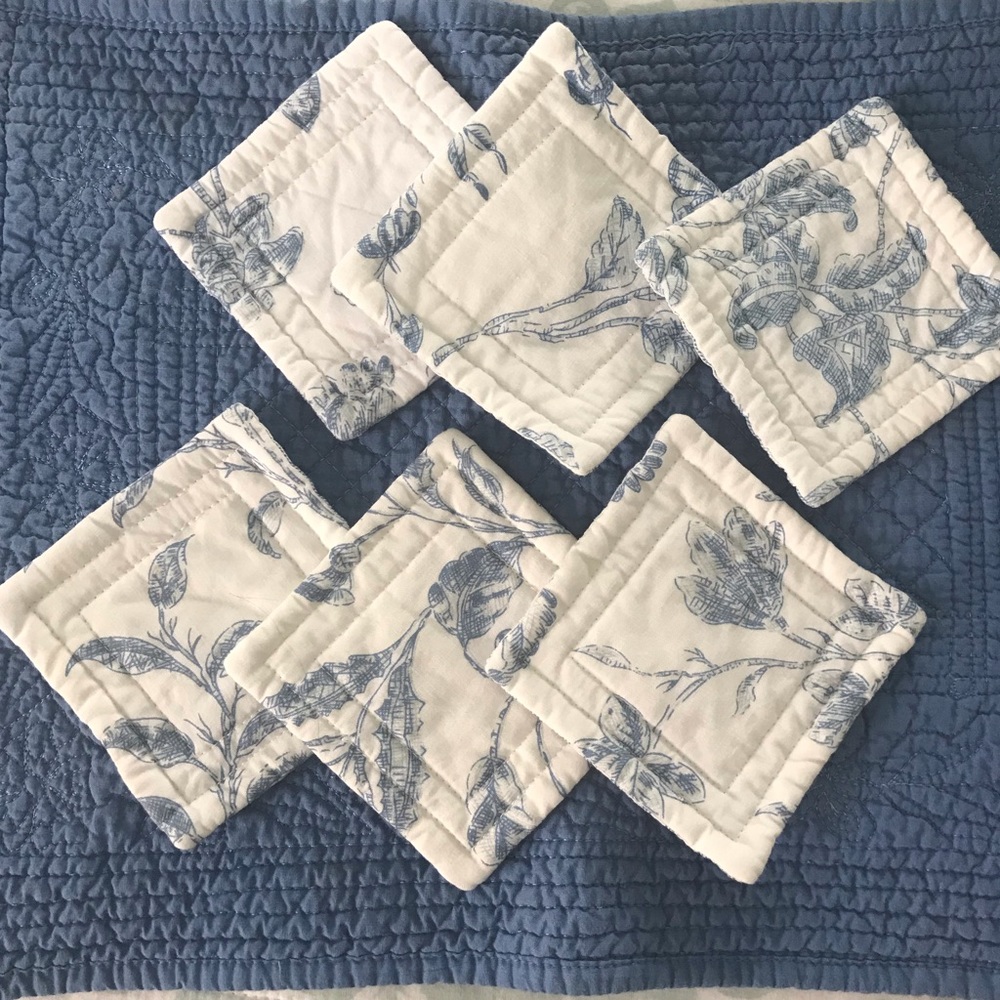 2 Blue Placemats / 6 Complementing Serviettes